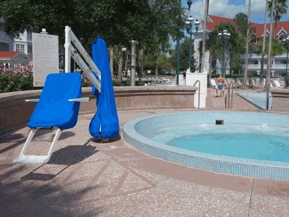 Piscina con silla neumática para ingresar
