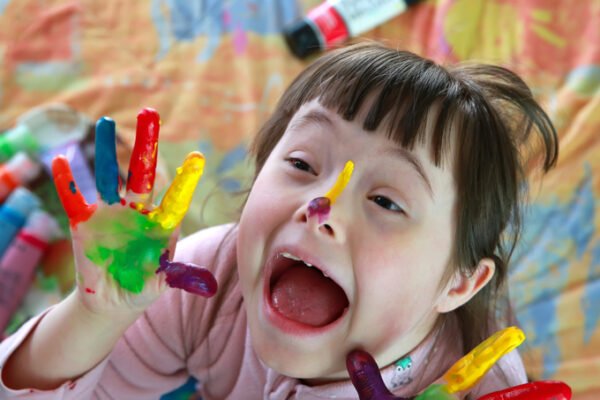 Niña felíz con sindrome down jugando