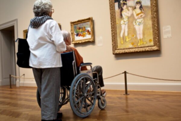 Usuario en silla de rueda disfrutando un museo