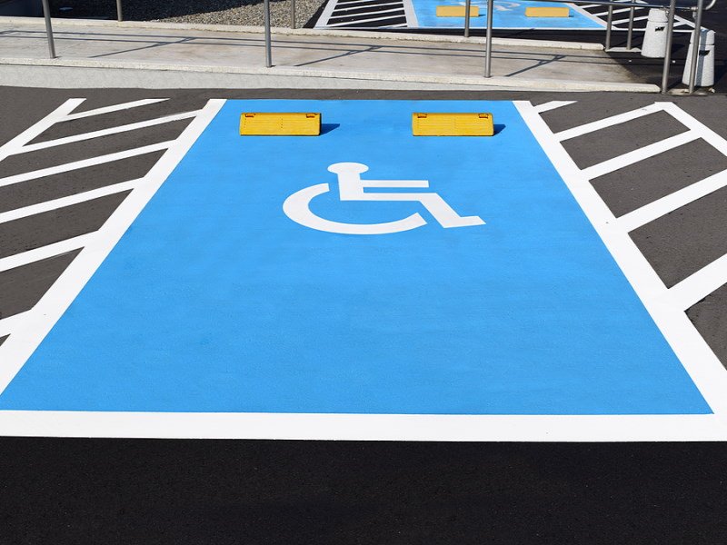 Estacionamiento marcado para discapacidad