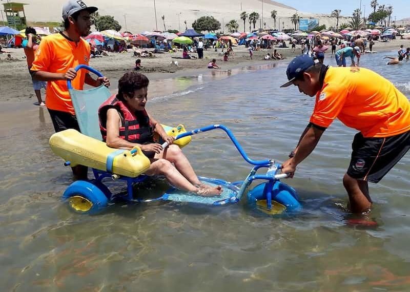 Playa inclusiva con silla anfibia