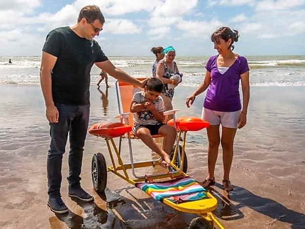 Niño en silla anfibia acompañado de sus padres Niño en silla anfibia acompañado de sus padres