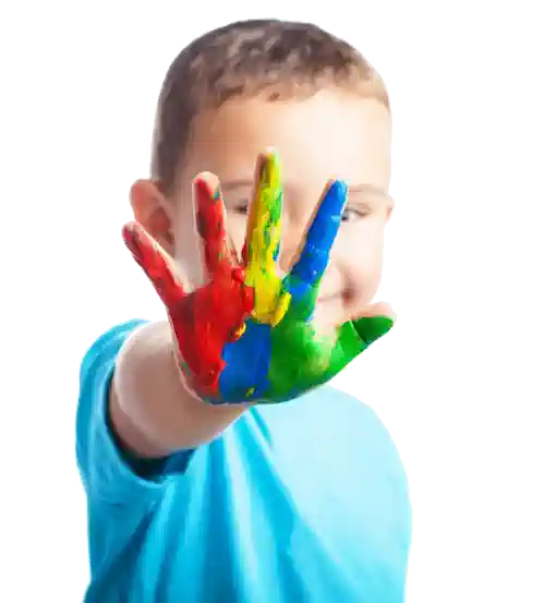 Niño con autismo, mano pintada de colores